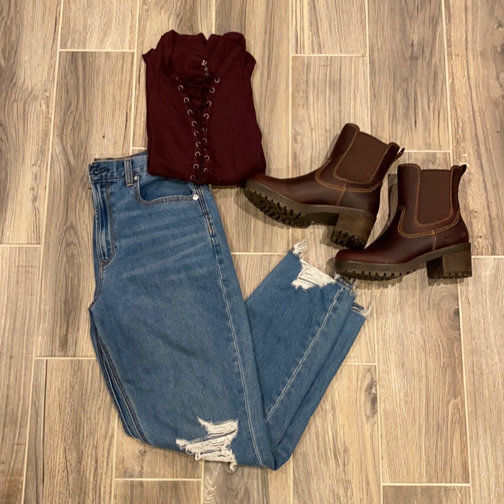 American Eagle size 6 mom jean